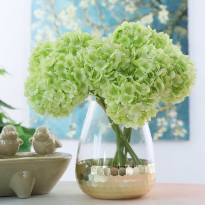 Pink hydrangea holding flowers (4)